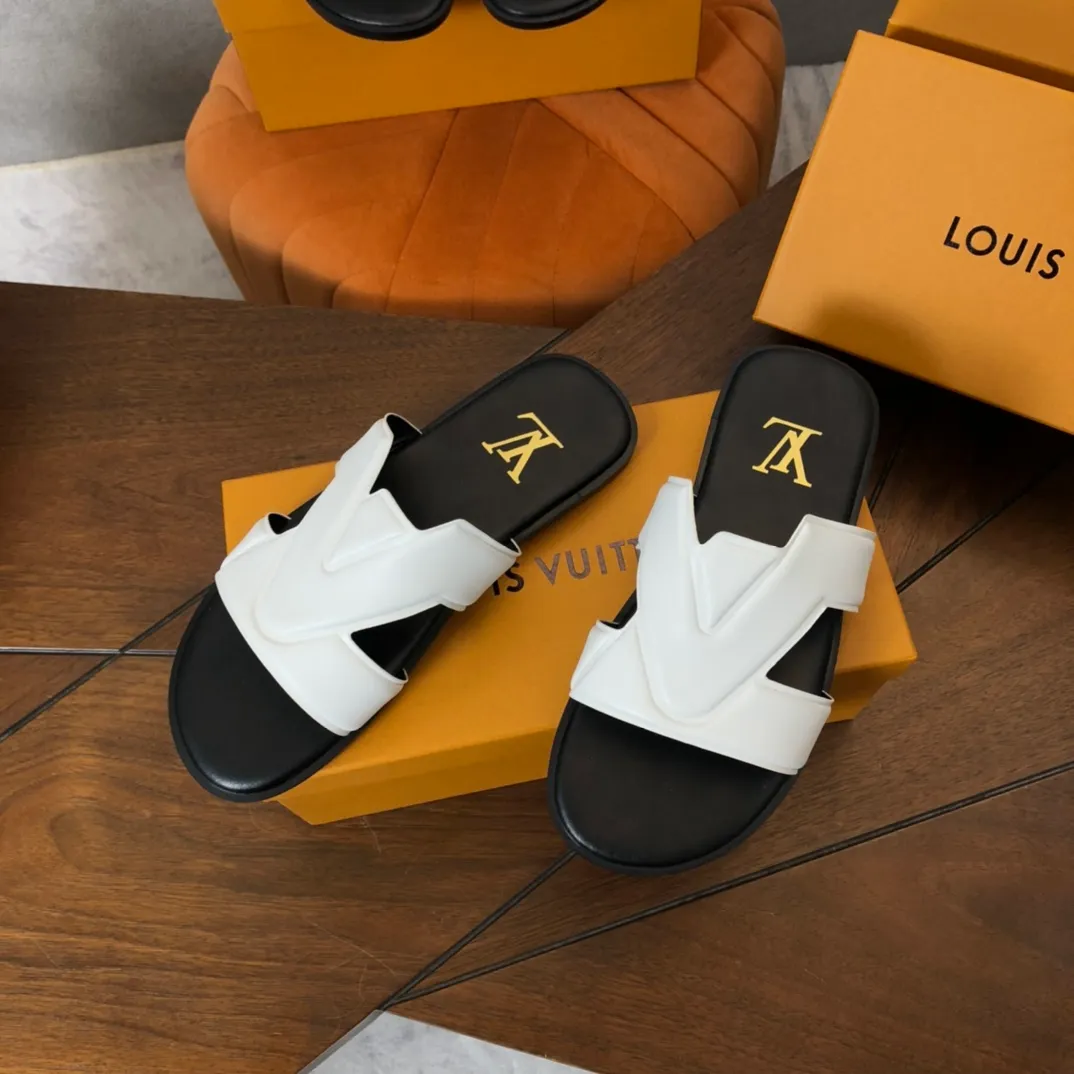 Factory price: 270💰LV counters are selling new brand luxury men's slippers, casual, loose and comfortable. The must-have model in the picture above [Happy][Happy], multiple colors available Size: 38-44, customized 45
